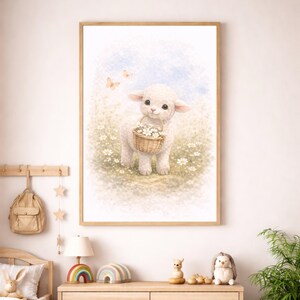 Könnte beinhalten: Ein gerahmter Kunstdruck mit einer Illustration in sanften Tönen, die ein flauschiges weißes Lamm auf einer Gänseblümchenwiese zeigt. Das Lamm hält einen kleinen geflochtenen Korb mit weißen Blumen im Maul, begleitet von zwei hellorangen Schmetterlingen.