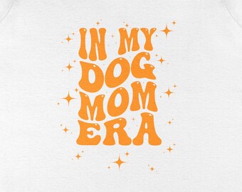 T-shirt från Dog Mom Era | Retro orange V-ringad t-shirt