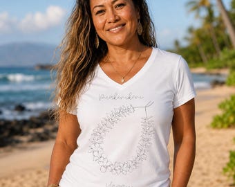 Lei | Puakenikeni-blomma | V-ringad t-shirt | Vit botanisk t-shirt