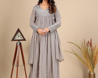 Grijze geborduurde anarkali-jurk | Soepelvallende maxi-feestkleding Kurta