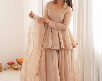 Beige peplum Kurti Sharara-set met geborduurd dupatta | Feestelijke Indiase etnische kleding