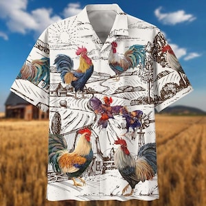 Puede incluir: Camisa blanca con botones con un patrón repetido de gallos coloridos y un paisaje rural. Los gallos tienen crestas rojas, plumas amarillas, azules y marrones. El fondo incluye una escena de granja con un granero, campos y un molino de viento.