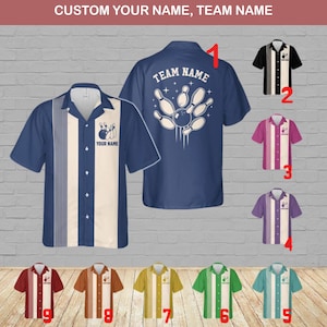 Op de afbeelding: Bowlingshirts in diverse kleuren, waaronder marineblauw, zwart en bordeaux, met verticale strepen en bowling-thema graphics. De shirts tonen de tekst "CUSTOM YOUR NAME, TEAM NAME", "YOUR NAME" en "TEAM NAME".