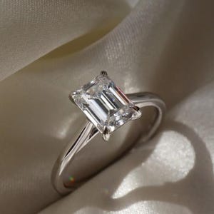 Pode incluir: Um conjunto de três canecas de cerâmica com acabamento fosco e salpicado. As canecas são em tons de creme, cinza claro e cinza escuro. Cada caneca tem um design simples e minimalista, perfeito para café ou chá.