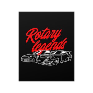 Könnte beinhalten: Schwarzes Poster mit weißer Strichzeichnung von zwei Sportwagen. Der rote Text "Rotary legends" ist in einer Schreibschrift über den Autos geschrieben. Das Poster hat einen schwarzen Hintergrund.