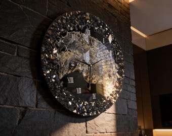 Orologio da parete in resina nera e oro, lussuoso complemento d'arredo moderno, orologio in resina epossidica fatto a mano, elegante decorazione murale, orologio con effetto marmo, regalo unico