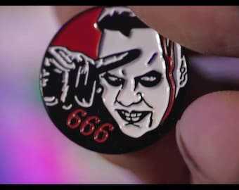 Mini pin de solapa de Manson