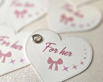 Para Ela – Etiquetas de Presente em Formato de Coração | Design com Laço Rosa | Etiquetas de Embalagem Feitas à Mão