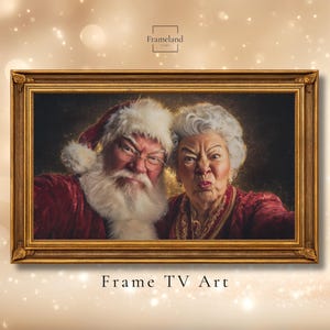 Puede incluir: Una impresión artística digital enmarcada que presenta a Papá Noel y Mamá Noel haciendo muecas. La obra de arte está enmarcada en un marco dorado ornamentado. El texto "Frame TV Art" está en la parte inferior del marco.