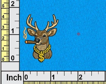 Diseño de bordado de ciervo gánster genial: dólar con cadena y cigarro. Archivo de bordado a máquina de animales hip hop (DST, PES, EXP).