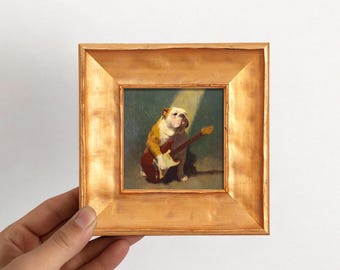 Bulldog che suona la chitarra, miniatura, dipinto ad olio, piccola opera incorniciata, originale, cane musicista, piccola tela dipinta a mano, decorazione stravagante, animale domestico rockstar