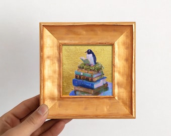 Pingüino leyendo libros. Miniatura original de pintura al óleo. Pequeño cuadro enmarcado. Regalo para bibliotecario o erudito. Decoración estilo Dark Academia. Pequeño lienzo.