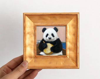 Panda che suona il banjo - Miniatura originale - Dipinto ad olio - Piccola opera d'arte animale incorniciata - Regalo originale per amanti della musica - Piccola decorazione da parete - Dipinto a mano