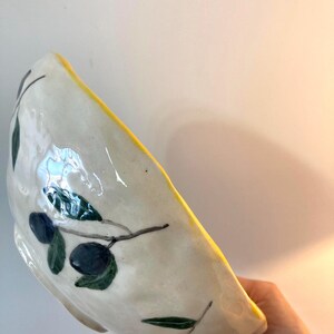 Bol de cerámica hecho a mano para aceitunas, plato mediterráneo con borde ondulado.