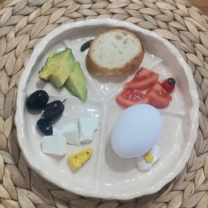 Handgefertigte Servierplatte aus Keramik – Handmodellierte Tablett für Snacks – Kunstvolle Vorlegeschale aus Keramik