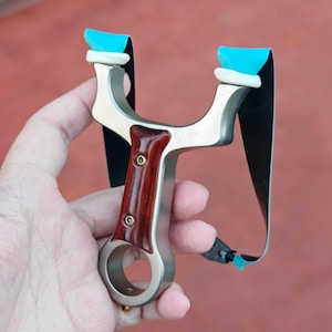 Calf-X39 — Handgefertigte Schleuder aus 304 Stainless Steel mit Griffschalen aus Redwood