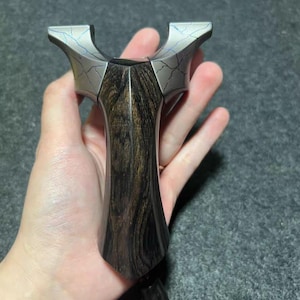 Thunder Flash — Wood & Titanium Hybrid Slingshot | Dragon-Tooth Quick-Release, 130 mm, 5 Size Options