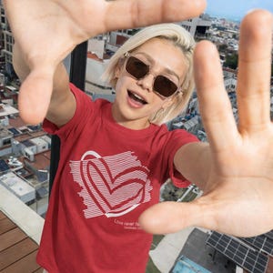 Liebe scheitert nie Christliches T-Shirt, Korinther 13: 8 Glaubens-Herz-Shirt, Bibel-Vers-Grafik-T-Stück, christliches Geschenk, Schrift-Kleidung