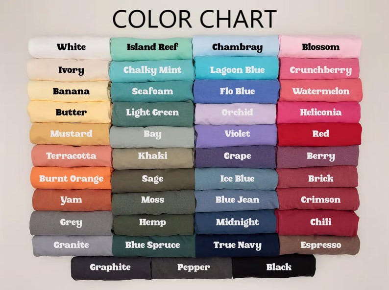 Pode incluir: Uma tabela de cores exibindo quarenta e quatro amostras de tecido dobradas dispostas em quatro colunas. Cada amostra &eacute; rotulada com o nome da cor correspondente, incluindo White, Ivory, Banana, Butter, Mustard, Terracotta, Burnt Orange, Yam, Grey, Granite, Island Reef, Chalky Mint, Seafoam, Light Green, Bay, Khaki, Sage, Moss, Hemp, Blue Spruce, Graphite, Pepper, Chambray, Lagoon Blue, Flo Blue, Orchid, Violet, Grape, Ice Blue, Blue Jean, Midnight, True Navy, Blossom, Crunchberry, Watermelon, Heliconia, Red, Berry, Brick, Crimson, Chili, Espresso e Black.