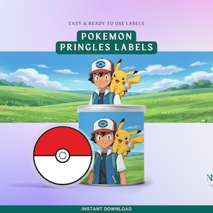 Op de afbeelding: Een Pringles-bliketiket met een cartoonillustratie van Ash Ketchum en Pikachu uit de Pokemon-serie. Het etiket is geplaatst tegen een achtergrond van een groen veld en een blauwe lucht. Een rood-witte Pokeball-sticker is ook zichtbaar.