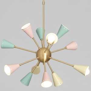 Puede incluir: Una l&aacute;mpara de ara&ntilde;a de estilo retro con acabado de lat&oacute;n y m&uacute;ltiples pantallas en forma de cono en colores pastel. Las l&aacute;mparas son rosas, azules y amarillas, con peque&ntilde;os puntos blancos alrededor del borde. Las bombillas son brillantes.