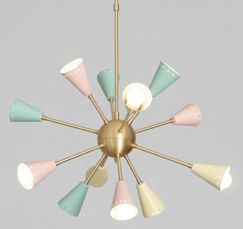 Puede incluir: Una l&aacute;mpara de ara&ntilde;a de estilo retro con acabado de lat&oacute;n y m&uacute;ltiples pantallas en forma de cono en colores pastel. Las l&aacute;mparas son rosas, azules y amarillas, con peque&ntilde;os puntos blancos alrededor del borde. Las bombillas son brillantes.