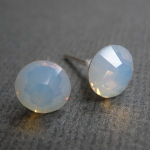 Weißer Opal Ohrstecker, Opal Ohrringe, Kristall ohrringe, Swarovski-Kristall, Post Ohrringe, Silber, Opalescent, Brautjungfer Geschenke