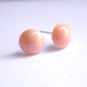 Pendientes de coral, Pendientes de tachuelas, Pendientes de melocotón, Pendientes de perlas, Pendientes de poste, Swarovski, Plata, Regalos de dama de honor, Pendiente de dama de honor, Regalo