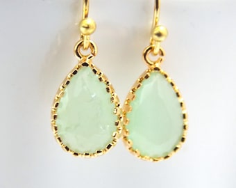 Orecchini di vetro, Orecchini verdi MInt, Dangle, Goccia, Orecchini verdi d'oro, verde chiaro, orecchini da damigella, gioielli da sposa, regali da damigella d'onore