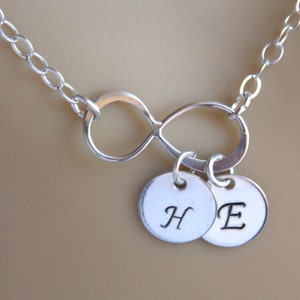 Colar infinito, colar personalizado, colar inicial, prata esterlina, presente para mãe, presente para amigo, presente para dama de honra, pingente infinito, eternidade
