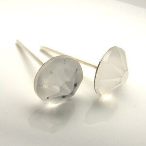 Swarovski Kristall Ohrstecker, Kristall Ohrringe, klare Ohrringe, weiße Opal Ohrstecker, Opal Ohrringe, Post Ohrringe, Brautjungfer Geschenke