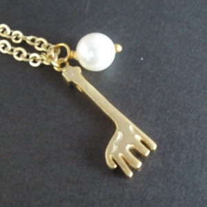 Gold Necklace, Giraffe Necklace, Giraffe Pendant, Animal Necklace, Swarovski Pearl Necklace, Friend Gift, Fashion, Jewelry Gift