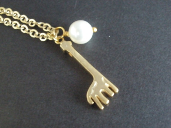Gold Necklace, Giraffe Necklace, Giraffe Pendant, Animal Necklace, Swarovski Pearl Necklace, Friend Gift, Fashion, Jewelry Gift