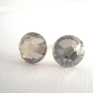 Swarovski Kristall Ohrstecker, Kristall Ohrringe, graue Ohrringe, graue Ohrringe, Silber Ohrringe, graue Ohrstecker, graue Ohrstecker, Brautjungfer Geschenke