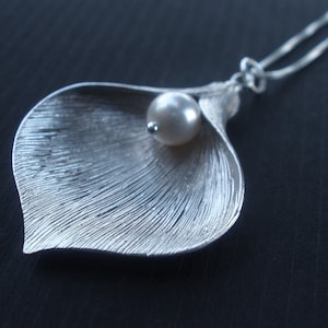 Calla Lily Flower Necklace, Swarovski Pearl, Sterling Silver Necklace, Calla Lily Pendant, Silver, Bridesmaid Gift, Bridesmaid Necklace
