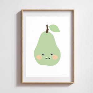 Könnte beinhalten: Ein gerahmter Druck mit einer Cartoon-Birnen-Illustration. Die Birne ist hellgrün mit einem braunen Stiel und einem grünen Blatt. Sie hat ein lächelndes Gesicht mit rosigen Wangen. Das Kunstwerk ist vor einem weißen Hintergrund.