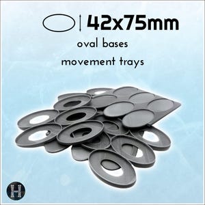 Op de afbeelding: Een verzameling grijze ovale bases en bewegingstrays. De afbeelding bevat tekst die aangeeft dat de afmetingen van de ovale bases 42x75mm zijn. De bases zijn ontworpen voor miniaturengames.