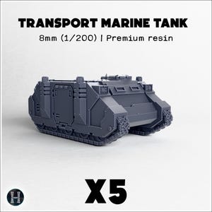 Peut inclure: Maquette de char de transport Marine de couleur gris foncé, en résine de qualité supérieure. Le modèle mesure 8 mm (1/200) et présente des détails de chenilles et de carrosserie. Le texte "TRANSPORT MARINE TANK" et "X5" est également visible.