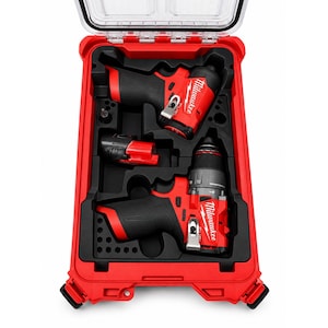 Puede incluir: Un kit de herramientas eléctricas Milwaukee Fuel rojo en un maletín de plástico rígido con tapa transparente. El set incluye dos herramientas inalámbricas rojas y negras, una batería y una punta, organizadas en inserciones de espuma negra.