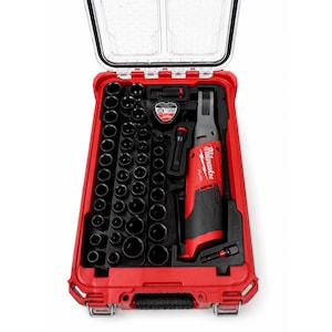 Puede incluir: Un juego de herramientas de carraca inalámbrica Milwaukee Fuel en rojo y negro, dentro de un maletín de plástico rojo con tapa transparente. El set incluye varios vasos metálicos negros, una batería y un accesorio de extensión.