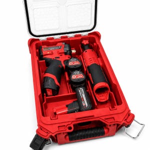 Può includere: Una valigetta portautensili in plastica rossa con coperchio trasparente contenente un avvitatore a impulsi a batteria rosso e nero, un cricchetto a batteria rosso e nero, due batterie cilindriche e una piccola batteria rettangolare.