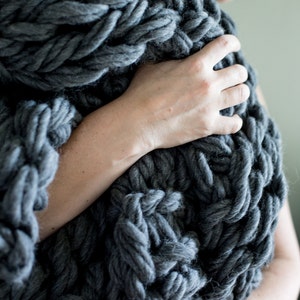 Chunky Knit Throw Blanket Pattern Arm Knitting image 3