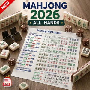 Könnte beinhalten: Ein Mahjong 2026 Spielset mit Spielsteinen, Würfeln und einem Referenzblatt. Die Spielsteine sind cremefarben mit chinesischen Schriftzeichen und Symbolen. Die Würfel sind braun mit weißen Punkten. Das Referenzblatt zeigt verschiedene Handkombinationen. Das Wort "NEW" steht oben links.
