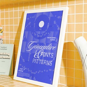 Peut inclure: Un poster encadré avec un bord blanc, présentant un fond bleu avec des motifs géométriques. Le texte indique "Generative Fonts Patterns" et "Creative Coding & Design". Le poster est posé sur une surface carrelée jaune.