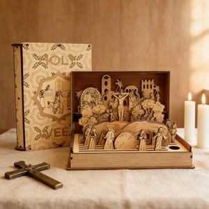 K&ouml;nnte beinhalten: Ein religi&ouml;ses Holz-Diorama, das eine biblische Szene darstellt, mit Figuren, Strukturen und einem Kreuz. Ein dekoratives Buch mit den Worten "HOLY" und "WEE" ist sichtbar. Ein Messingkreuz und zwei brennende Kerzen sind ebenfalls vorhanden.