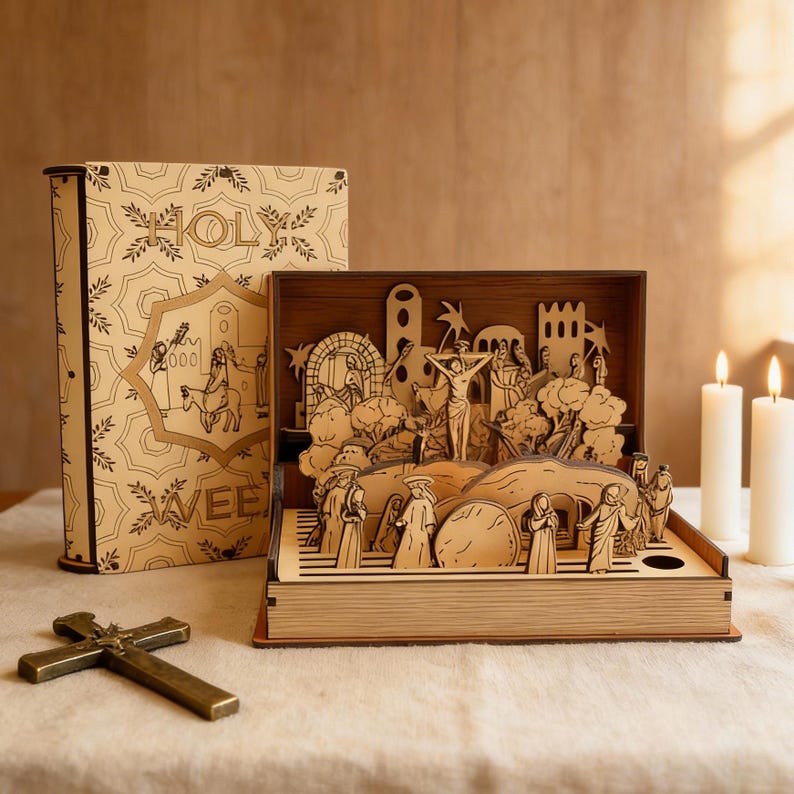 K&ouml;nnte beinhalten: Ein religi&ouml;ses Holz-Diorama, das eine biblische Szene darstellt, mit Figuren, Strukturen und einem Kreuz. Ein dekoratives Buch mit den Worten "HOLY" und "WEE" ist sichtbar. Ein Messingkreuz und zwei brennende Kerzen sind ebenfalls vorhanden.