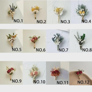 Pode incluir: Uma cole&ccedil;&atilde;o de doze pequenos buqu&ecirc;s de flores secas, cada um com um arranjo &uacute;nico de cores e texturas. Os buqu&ecirc;s s&atilde;o numerados de um a doze. As hastes s&atilde;o embrulhadas com barbante. As flores incluem tons de branco, amarelo, vermelho e verde.
