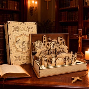K&ouml;nnte beinhalten: Ein lasergeschnittenes Holz-Diorama, das eine religi&ouml;se Szene darstellt, pr&auml;sentiert in einer offenen, buchf&ouml;rmigen Box. Die detaillierte Szene zeigt Figuren und Strukturen. Ein Holzkreuz und ein Buch sind ebenfalls sichtbar.