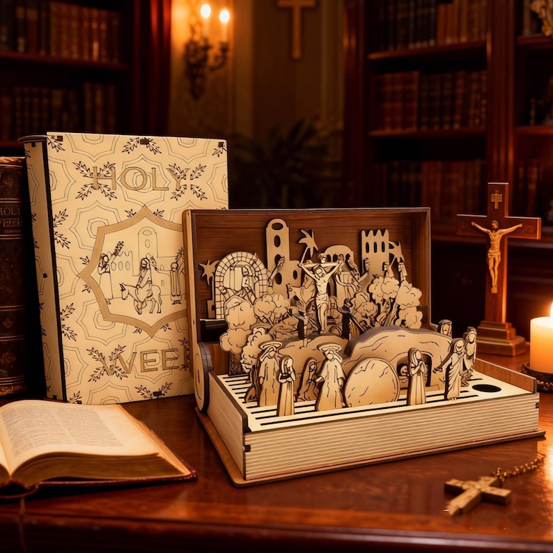 K&ouml;nnte beinhalten: Ein lasergeschnittenes Holz-Diorama, das eine religi&ouml;se Szene darstellt, pr&auml;sentiert in einer offenen, buchf&ouml;rmigen Box. Die detaillierte Szene zeigt Figuren und Strukturen. Ein Holzkreuz und ein Buch sind ebenfalls sichtbar.