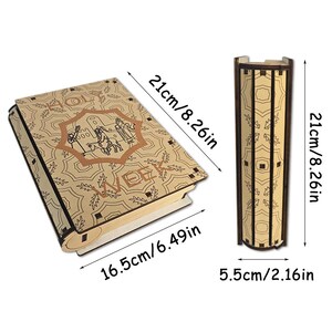 K&ouml;nnte beinhalten: Eine holzfarbene, buchf&ouml;rmige Box und ein passender, aufrechter Beh&auml;lter. Die Box ist 16,5 cm breit und 21 cm hoch und hat einen dekorativen Einband mit Text und Illustrationen. Der Beh&auml;lter ist 5,5 cm breit und 21 cm hoch.